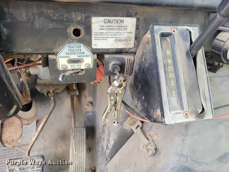 image for item DZ7099 1990 International 4900 digger derrick truck
