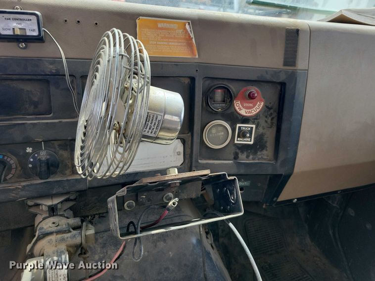 image for item DZ7099 1990 International 4900 digger derrick truck