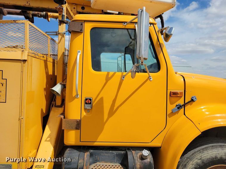 image for item DZ7099 1990 International 4900 digger derrick truck