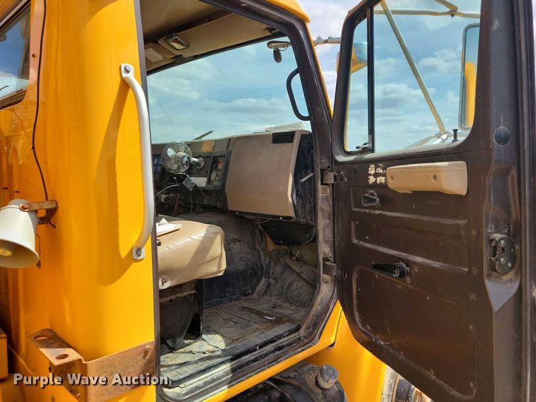 image for item DZ7099 1990 International 4900 digger derrick truck