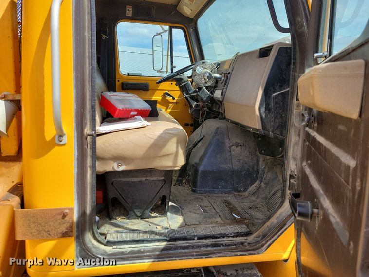 image for item DZ7099 1990 International 4900 digger derrick truck
