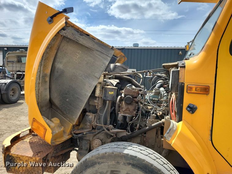 image for item DZ7099 1990 International 4900 digger derrick truck