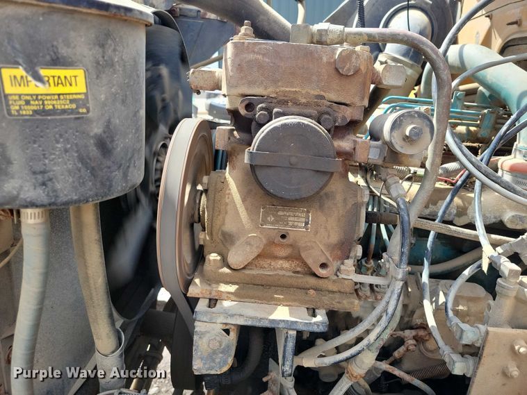 image for item DZ7099 1990 International 4900 digger derrick truck