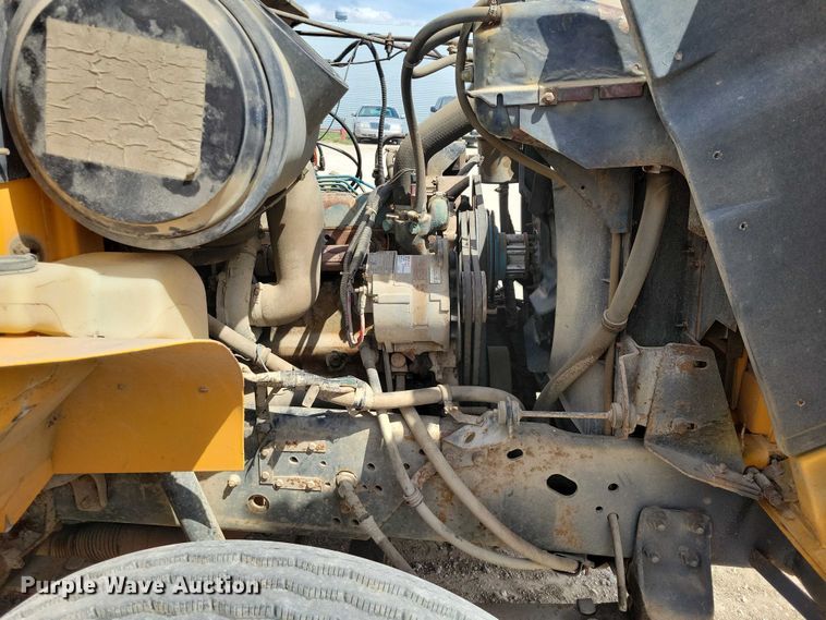 image for item DZ7099 1990 International 4900 digger derrick truck