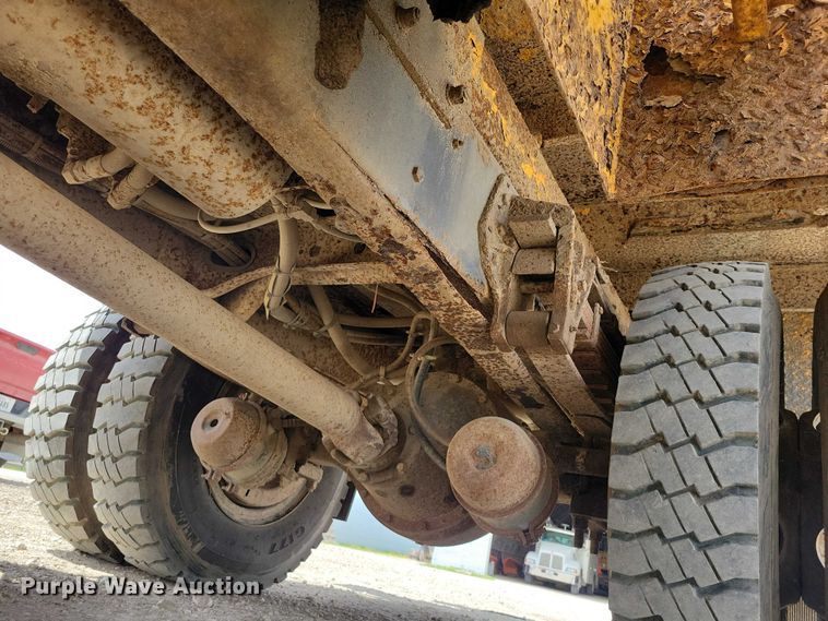 image for item DZ7099 1990 International 4900 digger derrick truck