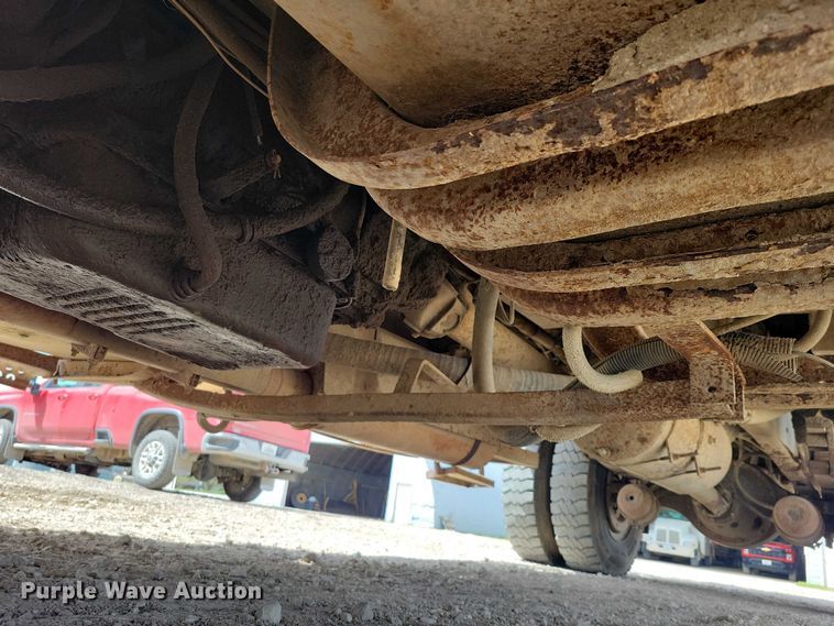 image for item DZ7099 1990 International 4900 digger derrick truck