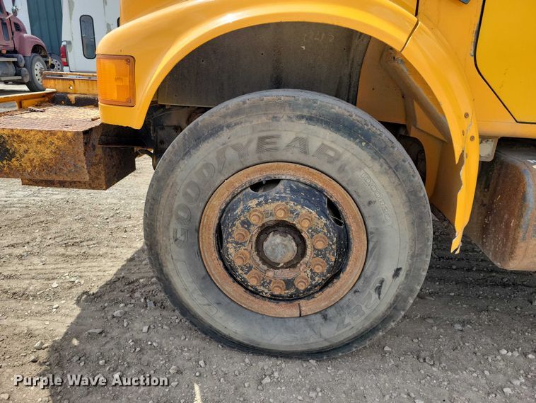 image for item DZ7099 1990 International 4900 digger derrick truck