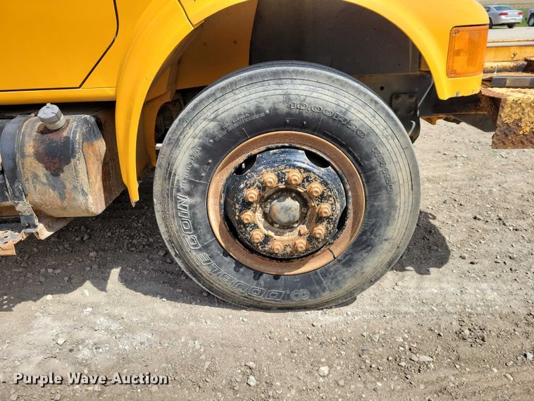 image for item DZ7099 1990 International 4900 digger derrick truck
