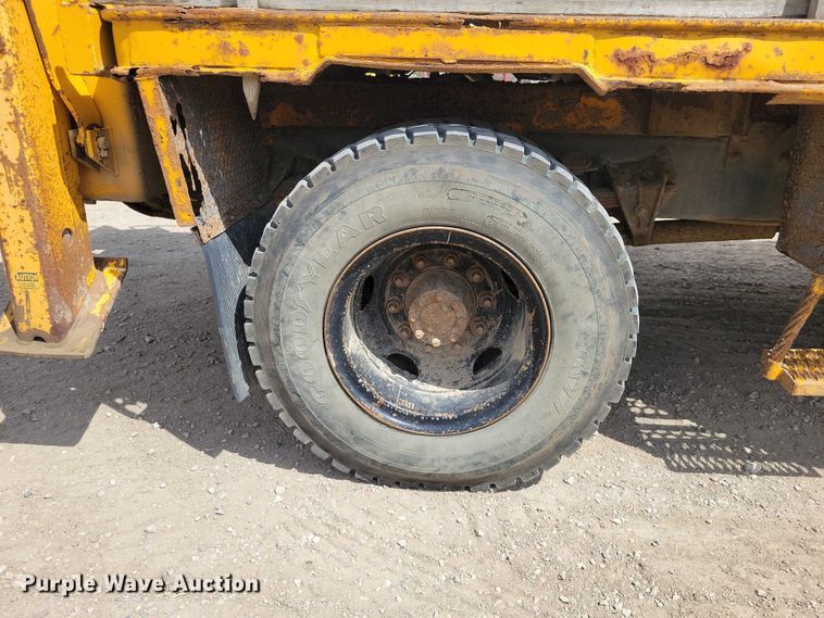 image for item DZ7099 1990 International 4900 digger derrick truck