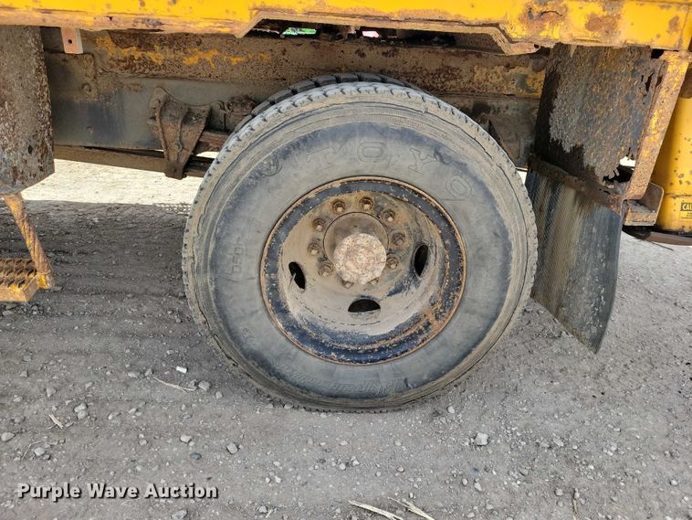 image for item DZ7099 1990 International 4900 digger derrick truck