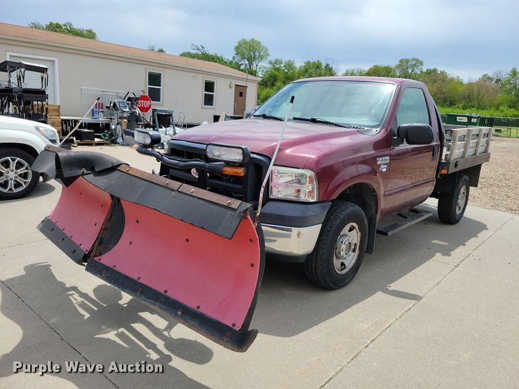 image for item DZ7118 2006 Ford F250 Super Duty flatbed pickup truck