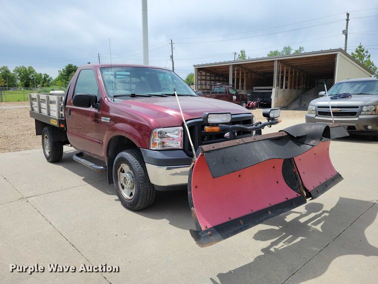 image for item DZ7118 2006 Ford F250 Super Duty flatbed pickup truck