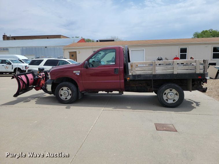 image for item DZ7118 2006 Ford F250 Super Duty flatbed pickup truck