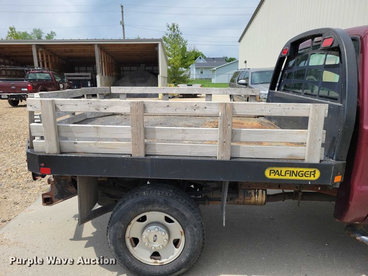 image for item DZ7118 2006 Ford F250 Super Duty flatbed pickup truck