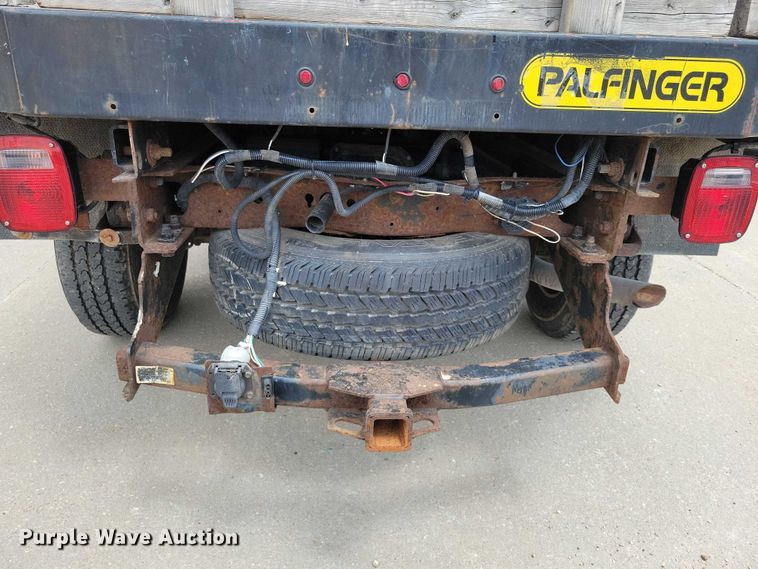 image for item DZ7118 2006 Ford F250 Super Duty flatbed pickup truck