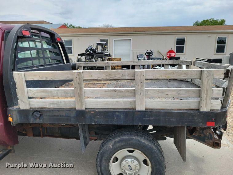 image for item DZ7118 2006 Ford F250 Super Duty flatbed pickup truck