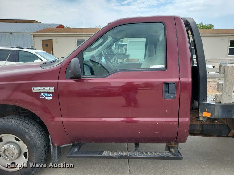 image for item DZ7118 2006 Ford F250 Super Duty flatbed pickup truck