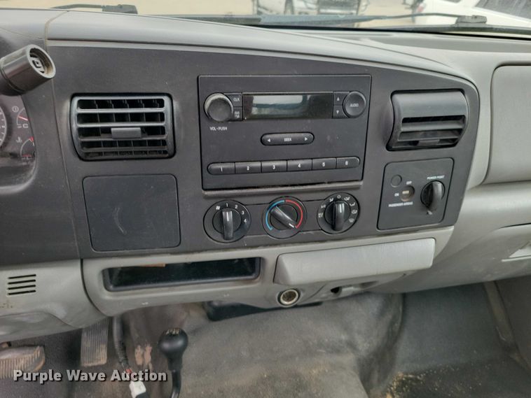 image for item DZ7118 2006 Ford F250 Super Duty flatbed pickup truck