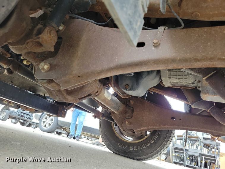 image for item DZ7118 2006 Ford F250 Super Duty flatbed pickup truck