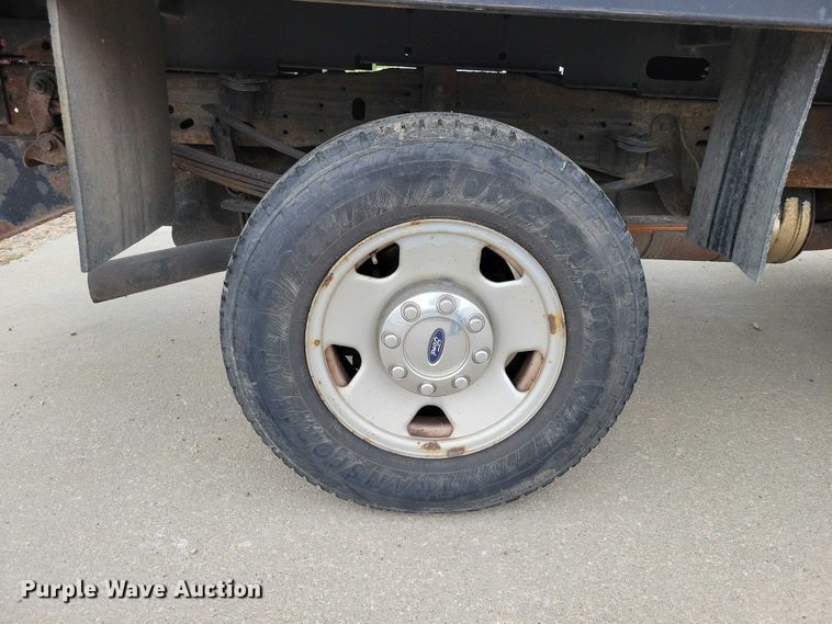 image for item DZ7118 2006 Ford F250 Super Duty flatbed pickup truck