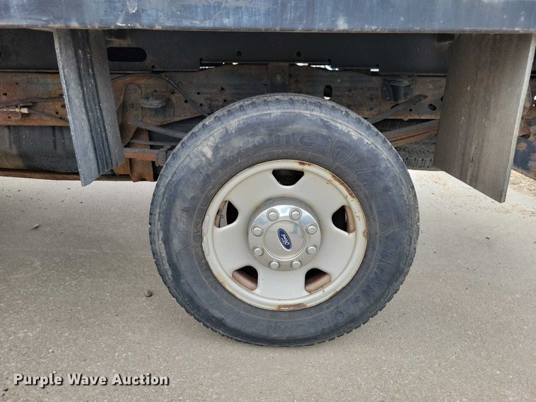 image for item DZ7118 2006 Ford F250 Super Duty flatbed pickup truck
