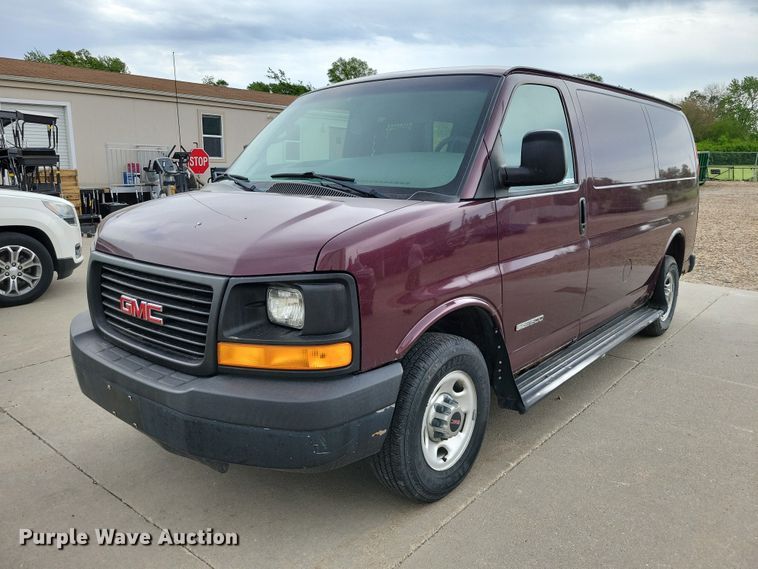 image for item DZ7119 2004 GMC Savana 2500 van