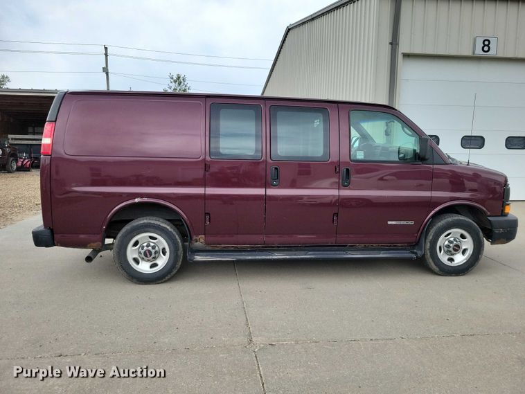 image for item DZ7119 2004 GMC Savana 2500 van