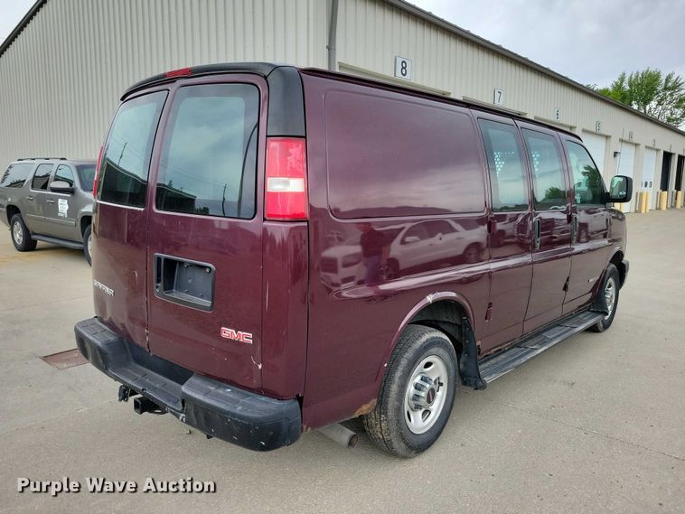 image for item DZ7119 2004 GMC Savana 2500 van