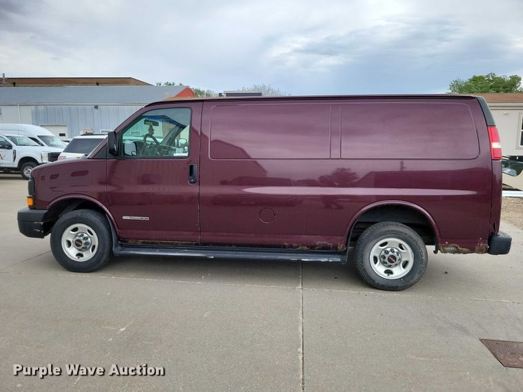 image for item DZ7119 2004 GMC Savana 2500 van