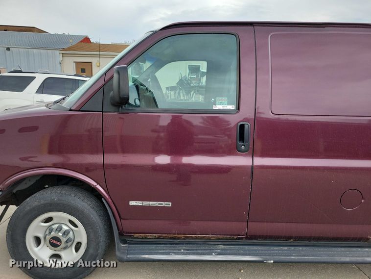image for item DZ7119 2004 GMC Savana 2500 van