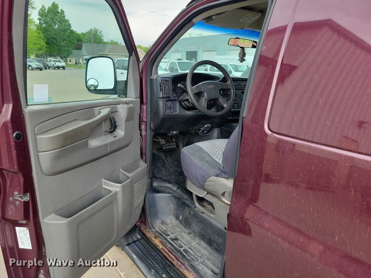 image for item DZ7119 2004 GMC Savana 2500 van