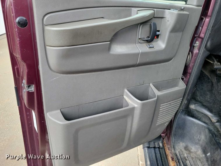 image for item DZ7119 2004 GMC Savana 2500 van
