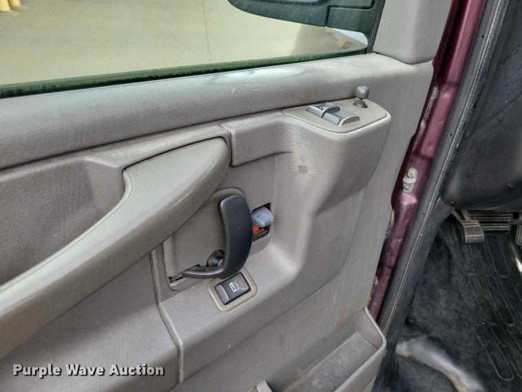 image for item DZ7119 2004 GMC Savana 2500 van