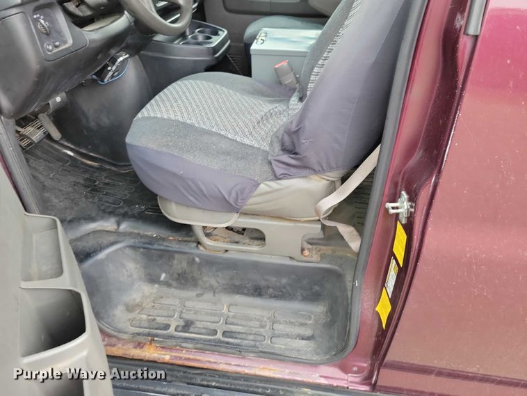 image for item DZ7119 2004 GMC Savana 2500 van