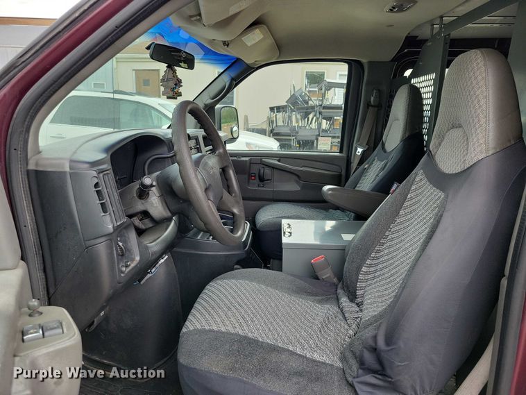 image for item DZ7119 2004 GMC Savana 2500 van
