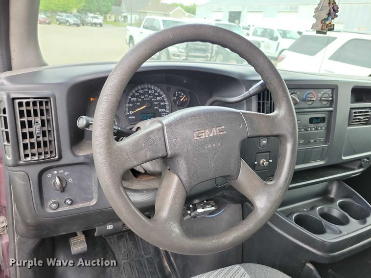 image for item DZ7119 2004 GMC Savana 2500 van