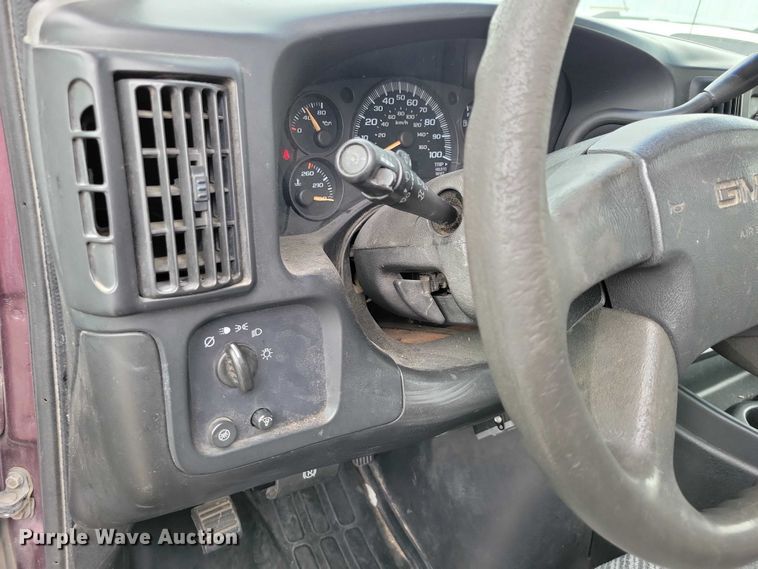 image for item DZ7119 2004 GMC Savana 2500 van