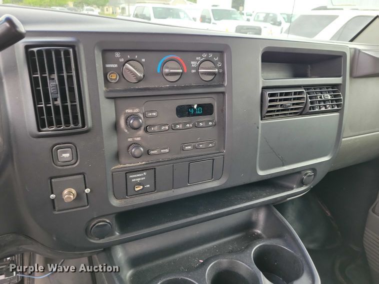 image for item DZ7119 2004 GMC Savana 2500 van