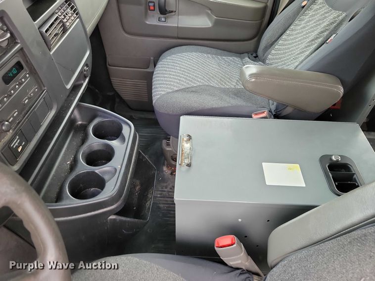 image for item DZ7119 2004 GMC Savana 2500 van
