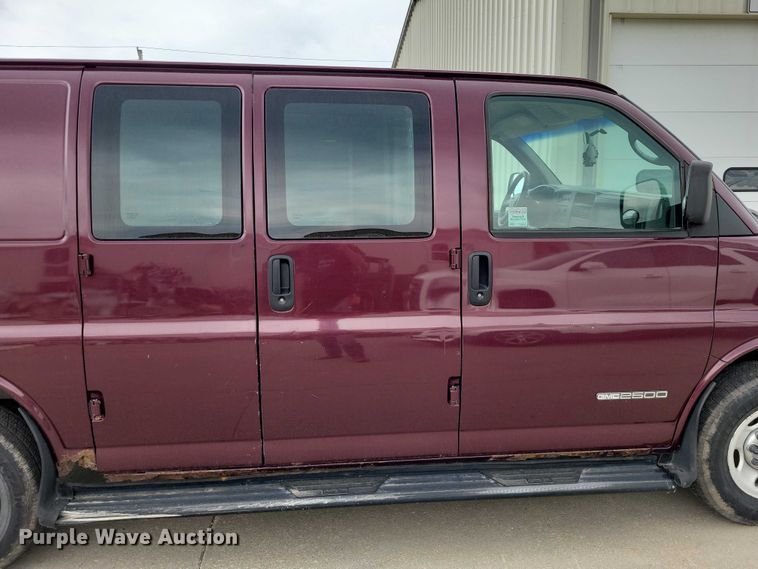 image for item DZ7119 2004 GMC Savana 2500 van