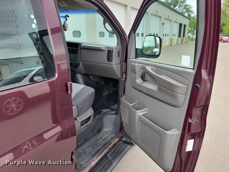 image for item DZ7119 2004 GMC Savana 2500 van