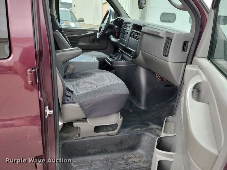 image for item DZ7119 2004 GMC Savana 2500 van