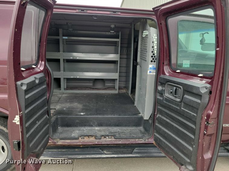 image for item DZ7119 2004 GMC Savana 2500 van