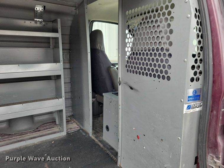 image for item DZ7119 2004 GMC Savana 2500 van