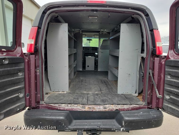 image for item DZ7119 2004 GMC Savana 2500 van
