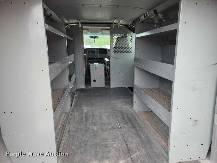 image for item DZ7119 2004 GMC Savana 2500 van