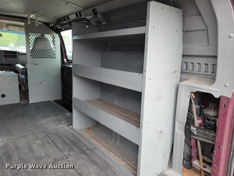image for item DZ7119 2004 GMC Savana 2500 van