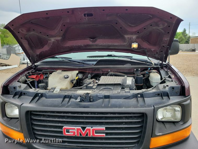 image for item DZ7119 2004 GMC Savana 2500 van