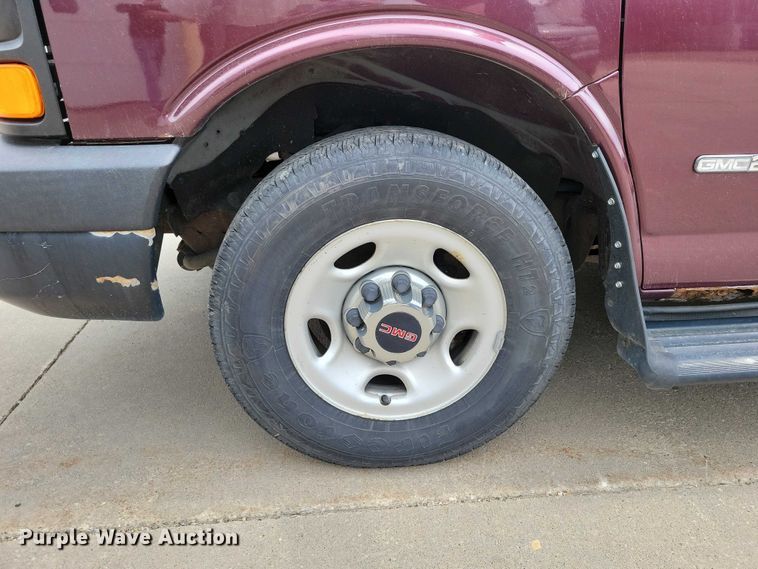 image for item DZ7119 2004 GMC Savana 2500 van