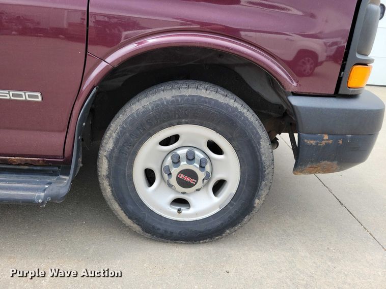 image for item DZ7119 2004 GMC Savana 2500 van